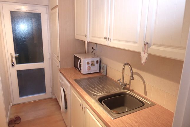 27 The Rowans, Woodbine Close Park, Waltham Abbey photo 2