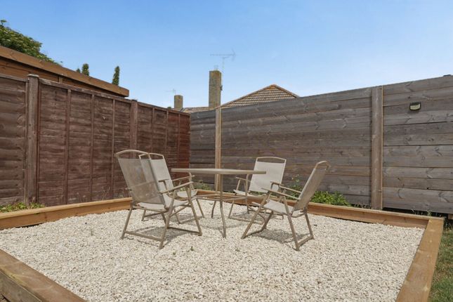 10 Slattsfield Close, Chichester photo 4