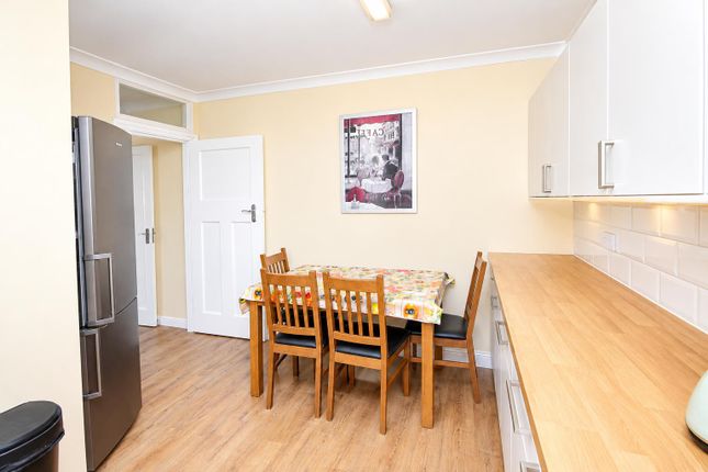 3A, Chequers Parade, Chequers Way, London photo 4