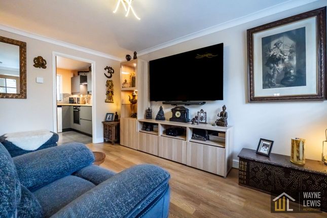 16, Meadow Way, Caerphilly photo 2