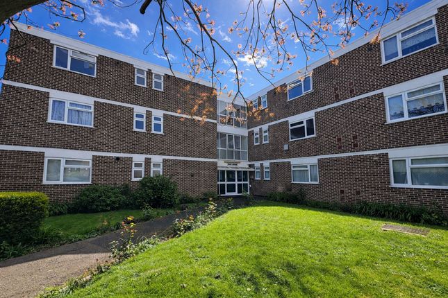 3 Kent House Stratton Close, Edgware photo 4
