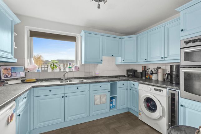 9 Russell House Cressington Place, Bourne End photo 3