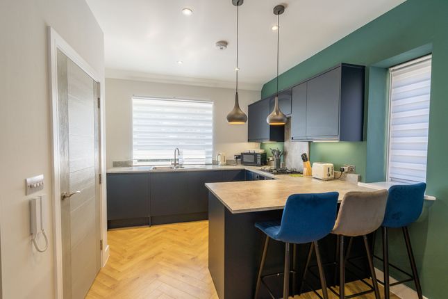 Flat 3, 6, Brighton Road, Horley, Horley photo 5
