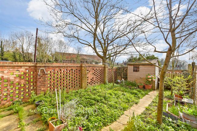 10, Rams Grove, Romford photo 3