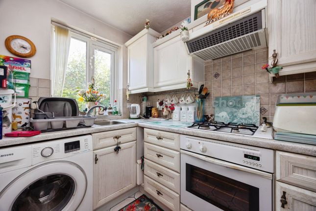 8, Brookmead Court, Farnham photo 2