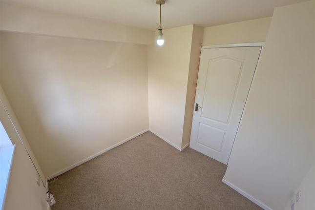 19, Acaster Drive, Bradford photo 5
