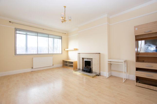 Flat 12a, Hilldown Court, London photo 2