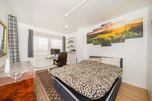 Flat 25, Stafford Cripps House, Clem Attlee Court, London photo 4