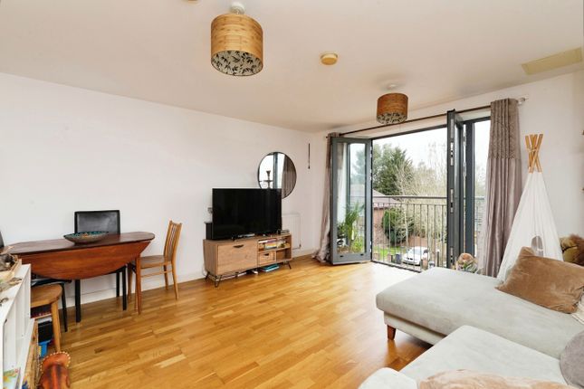 Flat for sale in Kings Head Hill, London