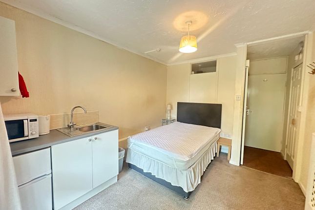 Room 1a Braunton House, 23, Grove Avenue, Yeovil photo 2
