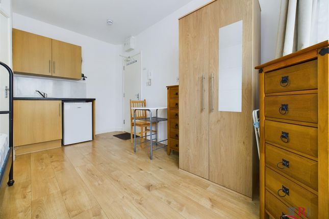 Room A, 111, Cotswold Gardens, London photo 4