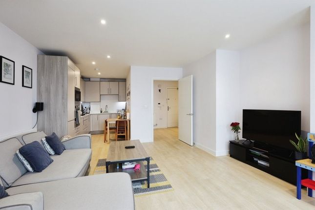 Flat for sale in Woodford Road, Watford, Hertfordshire
