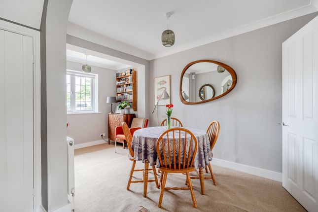 29, Petersham Avenue, Byfleet photo 4