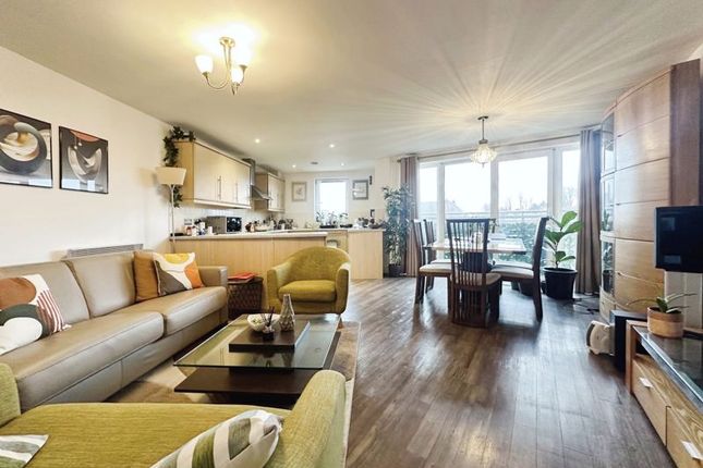 Flat for sale in Bury Old Road, Whitefield, Manchester