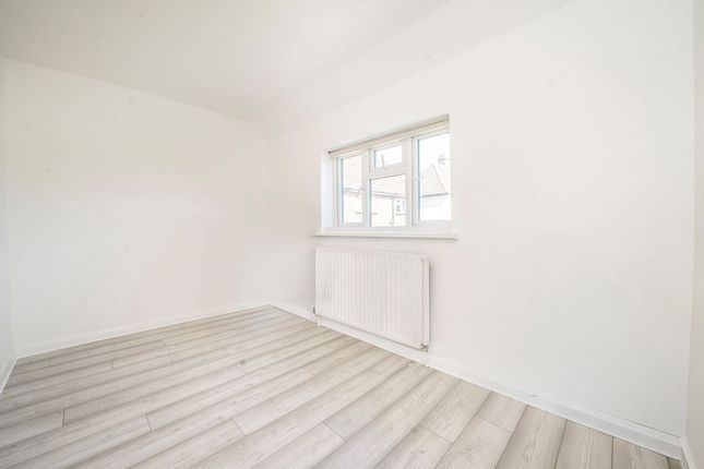 13, Cherry Crescent, Brentford photo 5