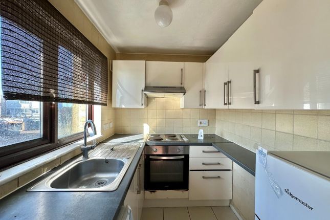 17 Fellowes Court, Cranford Lane, Harlington photo 2