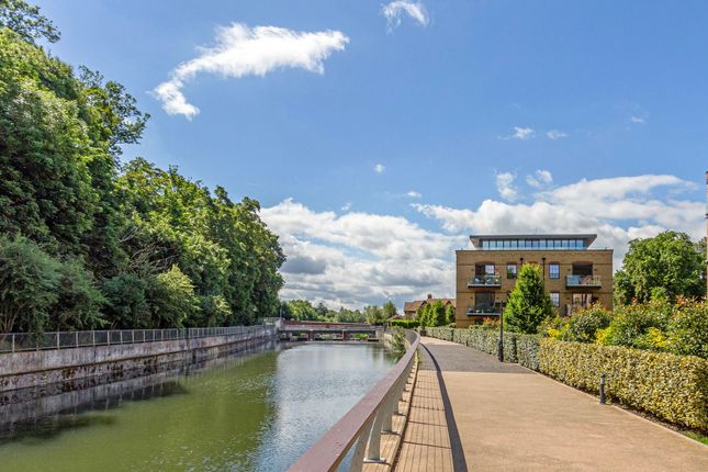 Penthouse for sale in Glen Island, Taplow