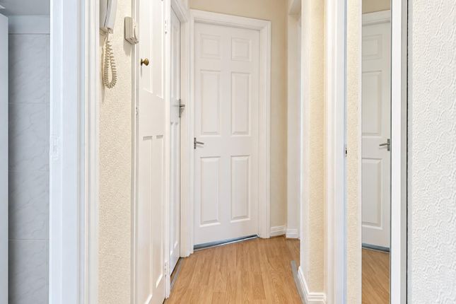 Flat 30, Wilton Court, Wilton Road, London photo 2