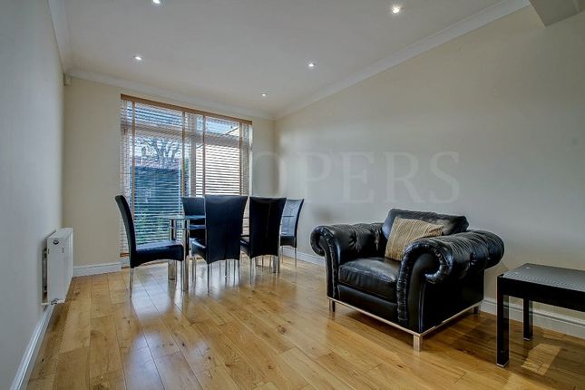 18, Avondale Avenue, London photo 3