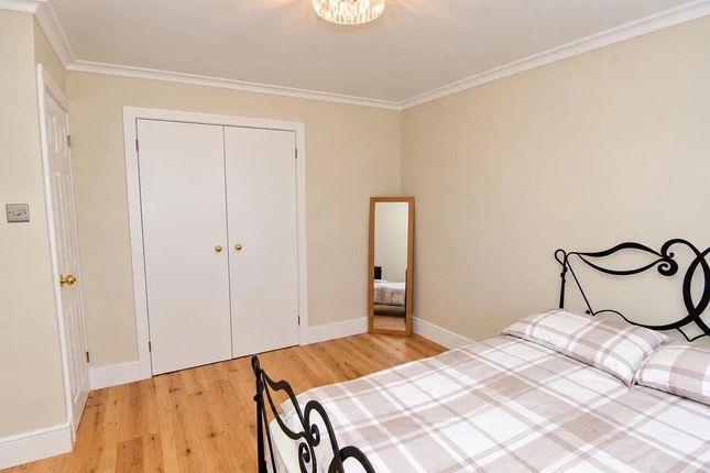 12, Greenacre Court, Egham photo 3