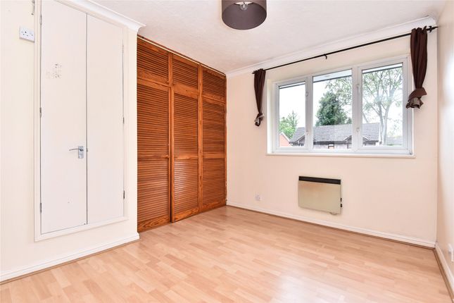28, Kingfisher Close, Farnborough photo 4