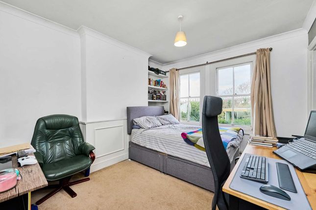 Flat to rent in Valley Road, London