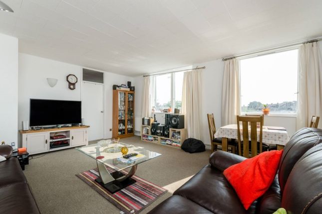 Flat to rent in Pemberton Road, East Molesey