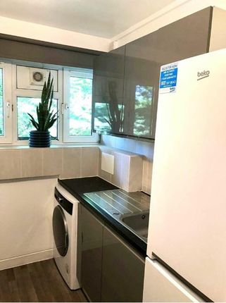 Flat to rent in Middle Park Avenue, London