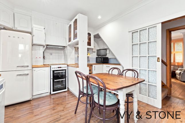8 Lloyd Villas, Roman Road, Greater London photo 2