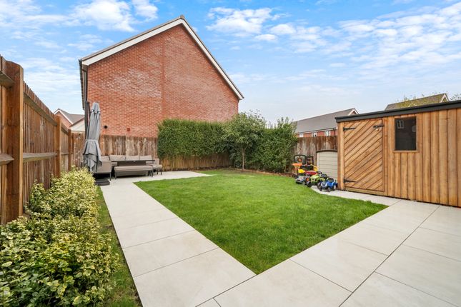 Rathbone Crescent, Horley photo 2
