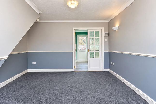 15, Lea Court, Farnham photo 2