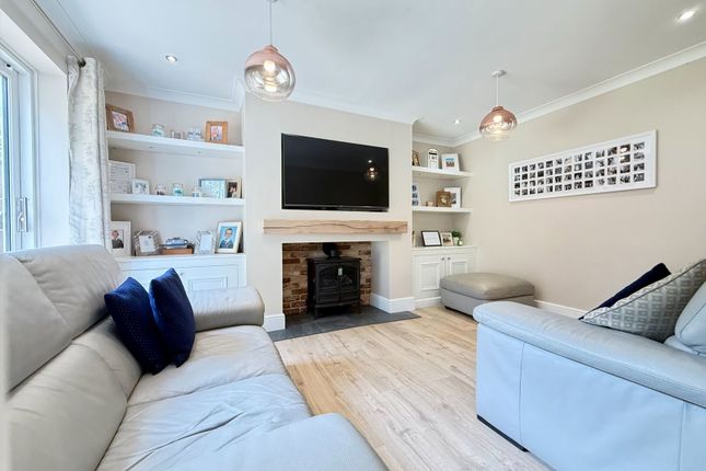 31, Parker Close, Rainham photo 2