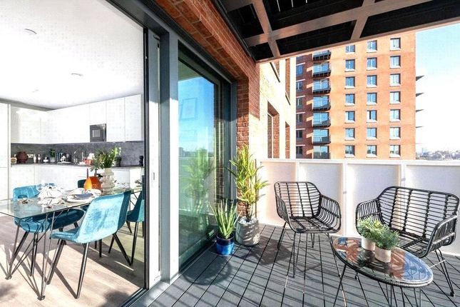 Thumbnail Flat for sale in Greengate, Salford