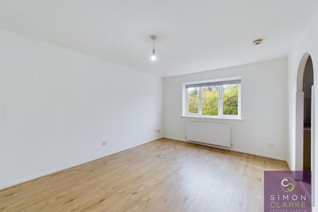 Flat to rent in Greenway Close, London