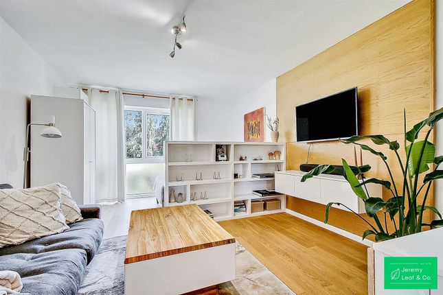Studio flat on Lynton Grange, Flat 10, Fortis Green, London, £285,000