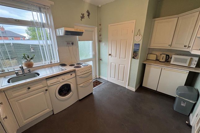 12, Crestville Road, Bradford photo 4