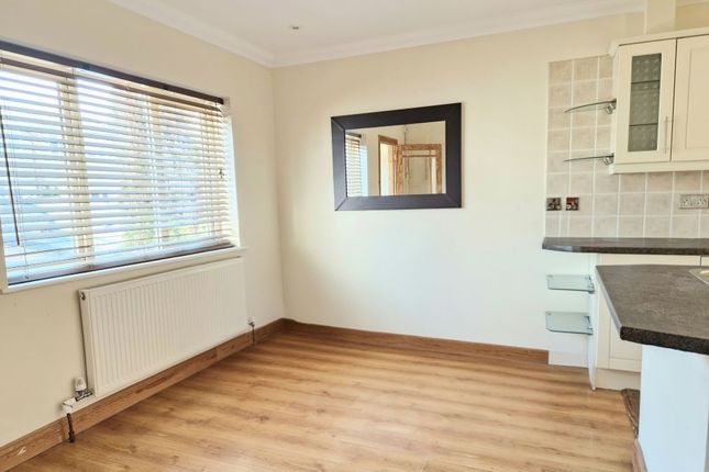 31, Chatsworth Avenue, Wokingham photo 3