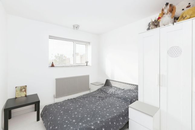 Maisonette for sale in Kerbey Street, London