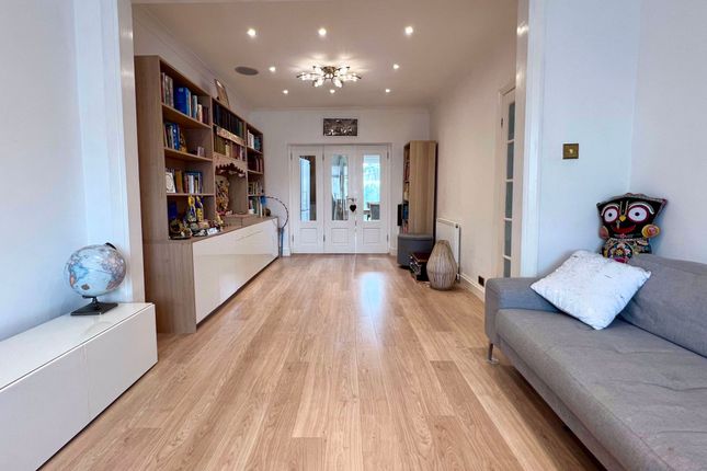 25 Merlin Crescent, Edgware photo 4