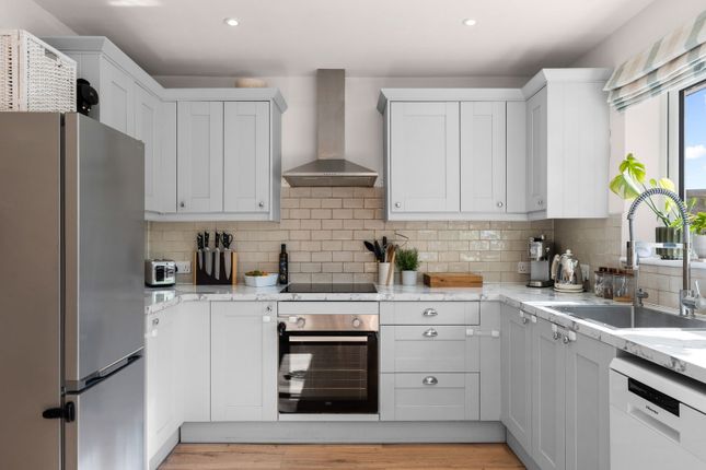 3, Maurice Avenue, Caterham photo 4