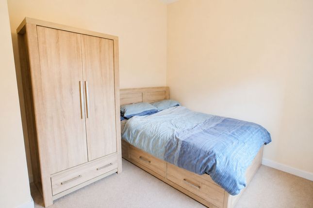 44 Cloatley Crescent, Swindon photo 4