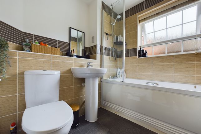 Flat for sale in Kirby Drive, Bramley