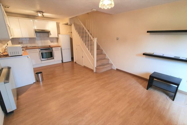2 Magpie Close, London photo 3