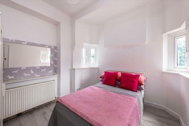 Flat to rent in Great North Road, London