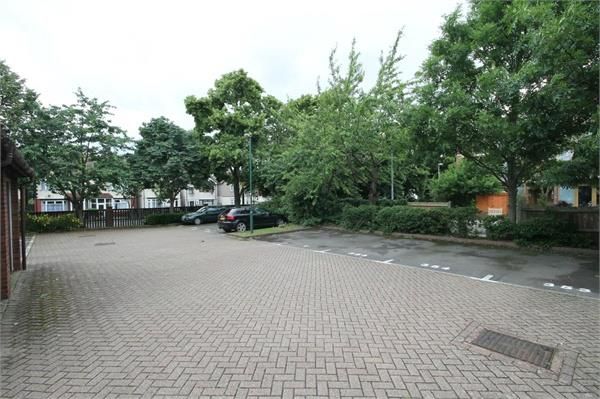 13 Poppy Close, Hackbridge photo 2