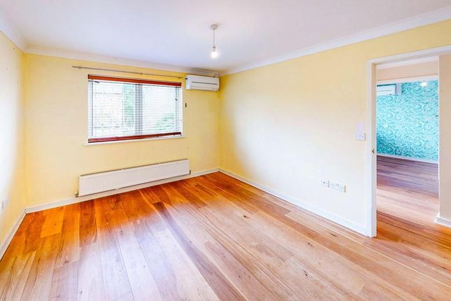 23, Delrogue Road, Crawley photo 4