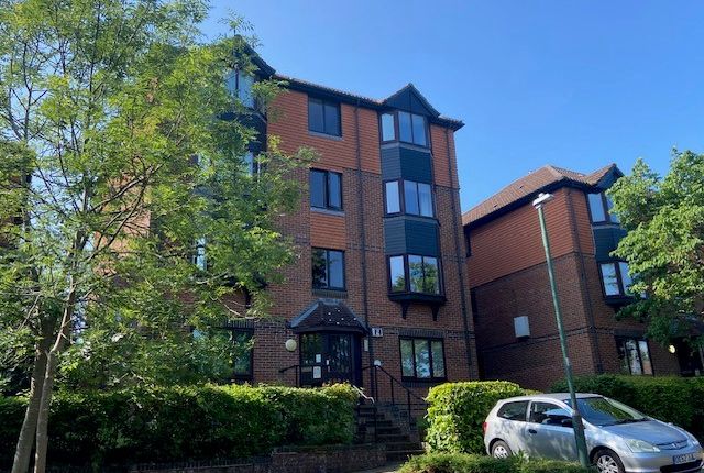 Thumbnail Flat to rent in Clowser Close, Sutton