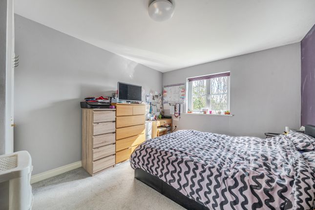 12, School Meadow, Surrey photo 4