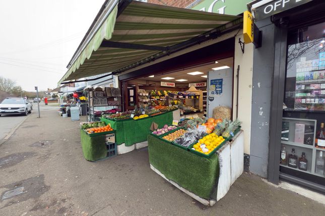 Flat Russelâ€™s Fruit & V, 103, London Road, Rayleigh photo 4