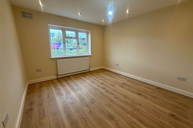 Flat 2, Sutton Lane, Slough photo 2